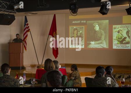 CAMP HANSEN, Okinawa, Japan - gunnery Sgt. Jaimie Perdue spricht während der Frauen Centennial Brunch 12.08.10 an den Palmen auf Camp Hansen. Das brunch feierten 100 Jahre Frauen in der Marine Corps. Gastredner gab Rechenschaft über ihre persönlichen Geschichten und äußerte die Hoffnung für die Zukunft der weiblichen Marinen. Perdue ist ein Radio Chief mit 7 Kommunikation Bataillon. Stockfoto