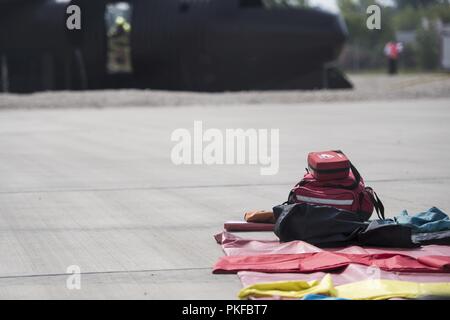 Ausrüstung für die simulierte Unfälle legt während eines simulierten Flugzeugen Brand in Incirlik, Türkei, Aug 7, 2018 bereit. Mitglieder des 39. Bauingenieur Squadron Feuerwehr werden geschult, um Feuer und medizinische Notfälle zu reagieren. Stockfoto