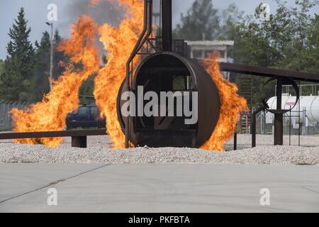 Die 39. Bauingenieur Squadron Training Manager Light ein simulted Flugzeug ein Brand während einer Übung in Incirlik, der Türkei, August 7, 2018. Die simulierten Flugzeugen Feuer wird verwendet, um die feuerwehrleute ordnungsgemäß geschultes und im Fall von einem realen Vorfall vorbereitet. Stockfoto