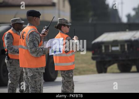 Us Air Force Mitglieder zum Team des 39. Inspector General zugeordnet beobachten die 39. Bauingenieur Squadron Feuerwehr während eines simulierten Flugzeugen Brand in Incirlik, der Türkei, August 7, 2018. Der 39 IG-Team war während der Übung, um das Feuer zu beobachten - Verfahren und Antworten Kämpfer". Stockfoto