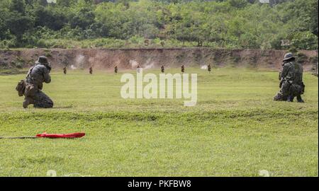 Marines mit Fox Unternehmen, 2.BATAILLON, 3 Marines und malaysischen Soldaten mit der 22 Royal Malay Armee Regiment an der Reihe 600 in Kota Belud, Malaysia, am 11. August 2018. CARAT Malaysia in seiner 24 Iteration, ist entworfen, um die gemeinsame Nutzung von Informationen und die Koordination zu verbessern, baut gegenseitige warfighting Capability und Support langfristige regionale Zusammenarbeit für beide Partner Streitkräfte effektiv zusammen, so daß eine einheitliche maritime Kraft bedienen. Stockfoto