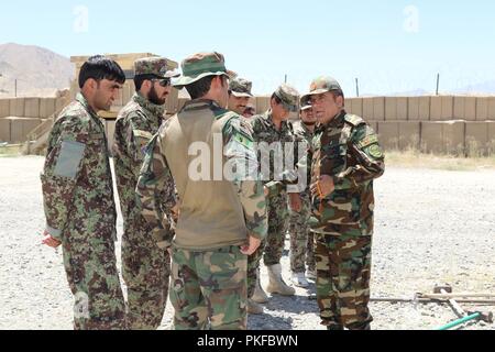 MAIDAN SHAHR, Afghanistan (6. August 2018) - der afghanischen nationalen Armee Oberstleutnant Mala Kuddin Kandak, Ingenieur für 4., 4. Brigade der 203Rd Corps, Mentoren junger Soldaten auf Afghan National Army Base Maidan Shahr in der Provinz Wardak. Stockfoto