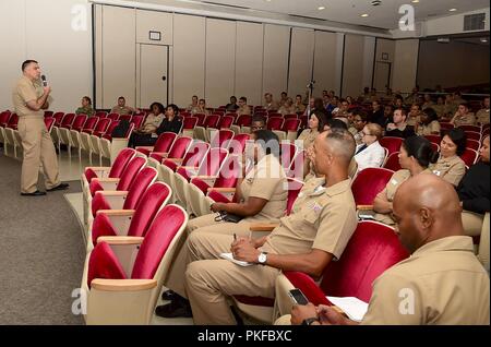 PORTSMOUTH, Virginia (Aug. 10, 2018) Kapitän Matthew Fall, kommandierender Offizier der Naval Hospital Jacksonville, sprach mit Ärzten und medizinischen Service Corps (MSC) Offiziere während des 2018 MSC Verband der Hampton Roads Symposium an der Naval Medical Center Portsmouth 12.08.10. Das diesjährige Symposium über Art und Weise der militärischen Medizin konzentriert sich mit dem Thema der Navigation in der Landschaft der Marine Medizin. MSC-Gemeinschaft der Marine unterstützt aktiv die Bereitschaft Marine Medizin und Gesundheit mit mehr als 30 verschiedenen sub Spezialitäten aus der Entomologie, Umwelt und Gesundheit und der Luft- und Raumfahrt- und der Phys Stockfoto