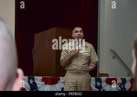 PORTSMOUTH, Virginia (Aug. 10, 2018) Kapitän Matthew Fall, kommandierender Offizier der Naval Hospital Jacksonville, sprach mit Ärzten und medizinischen Service Corps (MSC) Offiziere während des 2018 MSC Verband der Hampton Roads Symposium an der Naval Medical Center Portsmouth 12.08.10. Das diesjährige Symposium über Art und Weise der militärischen Medizin konzentriert sich mit dem Thema der Navigation in der Landschaft der Marine Medizin. MSC-Gemeinschaft der Marine unterstützt aktiv die Bereitschaft Marine Medizin und Gesundheit mit mehr als 30 verschiedenen sub Spezialitäten aus der Entomologie, Umwelt und Gesundheit und der Luft- und Raumfahrt- und der Phys Stockfoto