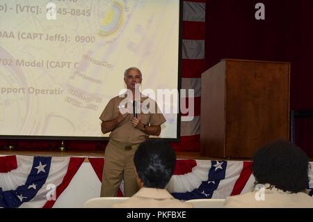 PORTSMOUTH, Virginia (Aug. 10, 2018) Kapitän Christopher Culp, kommandierender Offizier der Naval Medical Center Portsmouth (NMCP), begrüßte den medizinischen Fachleuten und Medizinischen Service Corps (MSC) Offiziere, die 2018 MSC Verband der Hampton Roads Symposium an NMCP 12.08.10. Das diesjährige Symposium über Art und Weise der militärischen Medizin konzentriert sich mit dem Thema der Navigation in der Landschaft der Marine Medizin. MSC-Gemeinschaft der Marine unterstützt aktiv die Bereitschaft Marine Medizin und Gesundheit mit mehr als 30 verschiedenen sub Spezialitäten aus der Entomologie, Umwelt und Gesundheit und der Luft- und Raumfahrt- und der Physiologie zu Audiol Stockfoto