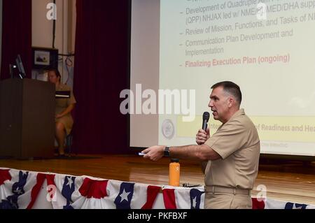 PORTSMOUTH, Virginia (Aug. 10, 2018) Kapitän Matthew Fall, kommandierender Offizier der Naval Hospital Jacksonville, sprach mit Ärzten und medizinischen Service Corps (MSC) Offiziere während des 2018 MSC Verband der Hampton Roads Symposium an der Naval Medical Center Portsmouth 12.08.10. Das diesjährige Symposium über Art und Weise der militärischen Medizin konzentriert sich mit dem Thema der Navigation in der Landschaft der Marine Medizin. MSC-Gemeinschaft der Marine unterstützt aktiv die Bereitschaft Marine Medizin und Gesundheit mit mehr als 30 verschiedenen sub Spezialitäten aus der Entomologie, Umwelt und Gesundheit und der Luft- und Raumfahrt- und der Phys Stockfoto