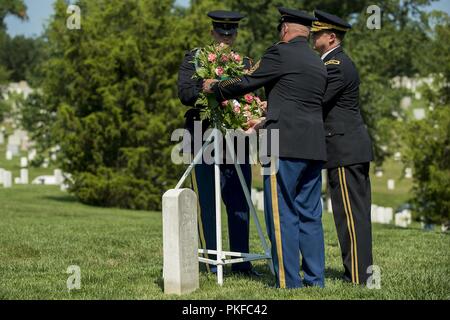 Command Sgt. Maj Richard Johnson, Links, command Sergeant Major der Armee, und die Armee Generalmajor Erik Peterson, der kommandierende General der ersten Armee, legen einen Kranz am Grab von General der Armeen John J. Pershing auf dem Arlington National Cemetery, 12.08.10, 2018 in Arlington, Virginia. wurde der Festakt zum 100. Geburtstag des Einheit, deren ersten kommandierenden General war GAS Pershing zu markieren. Pershing wurde für sein Engagement für die Soldaten Bereitschaft angekündigt, eine Mission, die erste Armee weiterhin als Beobachter Trainer/Ausbilder für die Army National Guard und der US-Army Reserve Einheiten vorbereitet Kämpfer zu unterstützen. Stockfoto