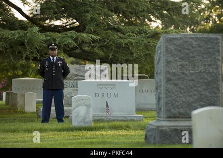 Sgt. 1. Klasse Lester A. Kent, ein Beobachter Trainer/Trainer leitender Ausbilder an der ersten Armee Akademie, steht still über dem Grab des ehemaligen ersten United States Army kommandierenden General Generalleutnant Hugh Trommel, auf dem Arlington National Cemetery, 12.08.10, 2018 in Arlington, Virginia. ihren hundertsten Geburtstag zu markieren, Soldaten - wie Kent - und Senior First Armeeführung die Gräber von verschiedenen Persönlichkeiten aus der gesamten Geschichte der Einheit gefeiert, besucht. Zusätzlich Armee Generalmajor Erik Peterson, der kommandierende General der Armee, und Command Sgt. Maj Richard Johnson, command Sergeant Major von Stockfoto