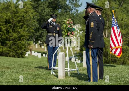 Command Sgt. Maj Richard Johnson, Links, command Sergeant Major der Armee, und die Armee Generalmajor Erik Peterson, der kommandierende General der ersten Armee, Ehren am Grab von General der Armeen John J. Pershing auf dem Arlington National Cemetery, 12.08.10, 2018 in Arlington, Virginia. wurde der Festakt zum 100. Geburtstag des Einheit, deren ersten kommandierenden General war GAS Pershing zu markieren. Pershing wurde für sein Engagement für die Soldaten Bereitschaft angekündigt, eine Mission, die erste Armee weiterhin als Beobachter Trainer/Ausbilder für die Army National Guard und der US-Army Reserve Einheiten vorbereitet Kämpfer zu unterstützen. Stockfoto