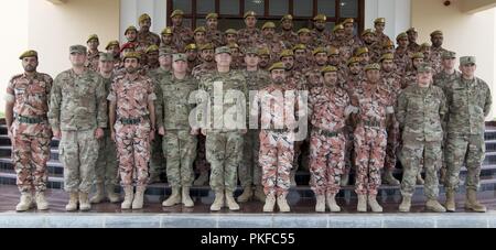 Us-Armee Soldaten der US-Army Central und Soldaten der königlichen Armee des Oman Bundesgrenzschutz Feuerwehr posieren für ein Gruppenfoto das Ende einer erfolgreichen Engagement zwischen den beiden militärischen Kräfte in Haima, Oman, zum Gedenken an August 9, 2018. Soldaten aus der 157 MET und des Oman Bundesgrenzschutz Feuerwehr verbrachten die Woche teilen Border Security Strategien und bauen langfristige Beziehungen zwischen den beiden Kräfte. Stockfoto