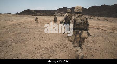 Marines mit 2 Bataillon, 23 Marine Regiment zu ihrem hot spot zu Feuer Mk 153 Shoulder-Launched Multipurpose Assault Waffe (Smaw) während der Mobilen Angriff Kurs im Bereich Schulungen Perspektive als Teil der Einheit Deployment Program 19.1 an Bord der Marine Corps Air Ground Combat Center, Twentynine Palms, Calif., Aug 9, 2018. Der Zweck von UDP 19.1 Ist technische und taktische Fähigkeiten zu schärfen und Zusammenhalt stärken Erfolg der Mission zu gewährleisten. Stockfoto