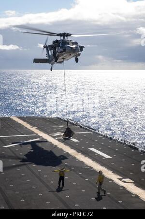 Pazifik (Aug. 10, 2018) eine Abteilung Matrosen, zugeordnet zu den amphibischen Angriff Schiff USS BONHOMME RICHARD (LHD6), vertikale Auffüllung Ausbildung mit einem MH-60S Sea Hawk, der "Blackjacks" der Hubschrauber Meer Combat Squadron (HSC) 21 zugeordnet. Bonhomme Richard ist derzeit in den USA 3 Flotte Bereich der Operationen. Stockfoto