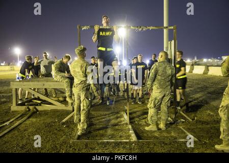 Us-Soldaten mit Bandit Truppe, 3.Kavallerie Regiments, führen die Pull up Teil einer Ranger körperliche Fitness Test im Camp Taji, Irak, 28. Juli 2018. Die 3 Reiterregiment ist ein geschult und Kraft, so wie es in den letzten 172 Jahren, und unsere Troopers sind Entgegennehmen eines Anrufs der Nation zu kämpfen und überall auf der Welt gewinnen. Stockfoto