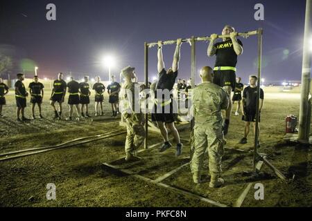 Us-Soldaten mit Bandit Truppe, 3.Kavallerie Regiments, führen die Pull up Teil einer Ranger körperliche Fitness Test im Camp Taji, Irak, 28. Juli 2018. Die 3 Reiterregiment ist ein geschult und Kraft, so wie es in den letzten 172 Jahren, und unsere Troopers sind Entgegennehmen eines Anrufs der Nation zu kämpfen und überall auf der Welt gewinnen. Stockfoto