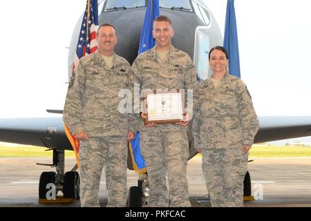 Senior Airman Aaron Evanoff, von den 180 Logistik Bereitschaft Squadron, erhält den Distinguished Graduate Award für Flieger-führung Schule Klasse 18-9 von Chief Master Sgt. Mark Harris, Senior Soldaten Führer für die Tennessee Guard, und Senior Master Sgt. Ramey schürt, interim Kommandant der Paul H. Lankford Soldaten PME-Center, hier, Aug 9, 2018 an der I.G. Braun Training und Education Center in Louisville, Tenn der Distinguished graduate Award wird an den oberen 10 Prozent der Klasse vorgestellt. Stockfoto