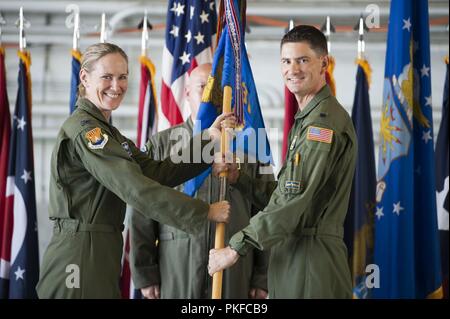 Us Air Force Colonel Lisa Nemeth, 6 Operationen Gruppenkommandant, übergibt die 310th Airlift Squadron (AS) Guidon, Oberstleutnant Daniel Lindley bei einem Befehl Zeremonie an der MacDill Air Force Base, Fla., Nov. 3, 2018. Oberstleutnant Carol Mitchell Befehl Lindley, das zuvor als stellvertretender Leiter des an der 310Th als gedient. Stockfoto