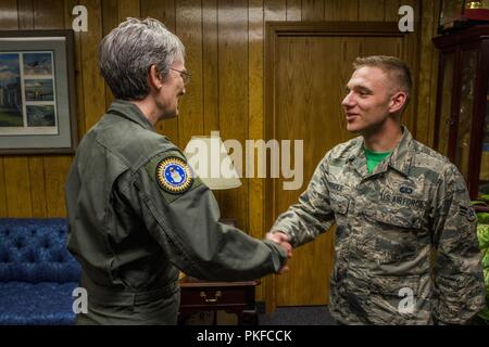 Us-Luftwaffe Heather Wilson Münzen Airman 1st Class Andrew Prindle, von der 354 Force Support Squadron Gastfreundschaft Spezialist August 10, 2018, at Eielson Air Force Base, Alaska. Während ihres Besuchs Wilson Flieger aus der 354 Fighter Wing und 168 Flügel geprägt. Stockfoto