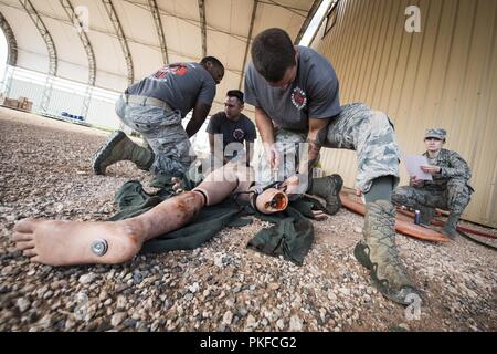 Us Air Force Rettungssanitäter Rodeo Teilnehmer behandeln eine medizinische Dummy während eines simulierten medizinischen Ernstfall bei Cannon Air Force Base, N.M., Aug 8, 2018. Die simulierten Szenarien wurden ärztliche Ausbildung Attrappen, half die Immersion der Übungen erhöhen. Stockfoto