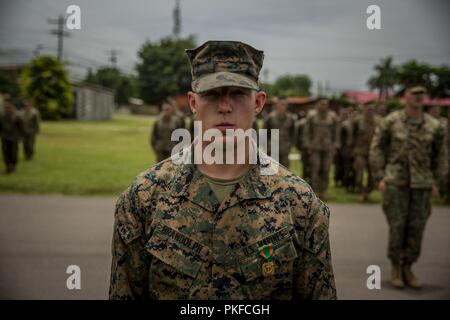 Us Marine Sgt. Benjamin Brandolph, einer Avionik Techniker mit speziellen Zweck Marine Air-Ground Task Force - südliche Befehl wurde die Navy und Marine Corps Achievement Medal für herausragende Leistungen ausgezeichnet als Sicherheiten pflicht Inspektor mit Soto Cano Air Base, Honduras, 10.August 2018. Die Marinesoldaten und Matrosen von SPMAGTF - SC sind die Zusammenarbeit im Bereich Sicherheit Training und Engineering Projekte Neben partner Nation militärischen Kräfte in Zentral- und Südamerika. Das Gerät ist auch auf Standby humanitäre Hilfe und Katastrophenhilfe im Falle eines Hurrikans oder anderen Notfall zu bieten Stockfoto