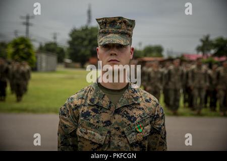 Us Marine Sgt. Erick Demay, das Marine Corps Community Services Chief mit speziellen Zweck Marine Air-Ground Task Force - südliche Befehl wurde die Navy und Marine Corps Achievement Medal für herausragende Leistungen ausgezeichnet als das Marine Corps Community Services chief Auf Soto Cano Air Base, Honduras, 10.August 2018. Die Marinesoldaten und Matrosen von SPMAGTF - SC sind die Zusammenarbeit im Bereich Sicherheit Training und Engineering Projekte Neben partner Nation militärischen Kräfte in Zentral- und Südamerika. Das Gerät ist auch auf Standby humanitäre Hilfe und Katastrophenhilfe im Falle einer Hur zur Verfügung zu stellen Stockfoto