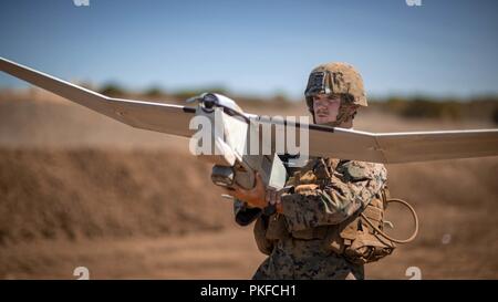 Us Marine Corps Lance Cpl. Austin Mitchell, eine Intelligenz Spezialist mit 1 Bataillon, 11 Marine Regiment, 1st Marine Division hält einen RQ-20 Puma Unmanned Aircraft Systems Überwachung und Aufklärung System für den Betrieb im Sommer FIREX 2018 Marine Corps Base Camp Pendleton, Calif., Aug 8, 2018 prüfen. Die Übung erweitert die 11 Marine Regiment Fähigkeit zu planen, zu koordinieren und zu lebensgefährlichen Fire Support liefern, gegen Feuer und regimental Befehl und Kontrolle. Stockfoto