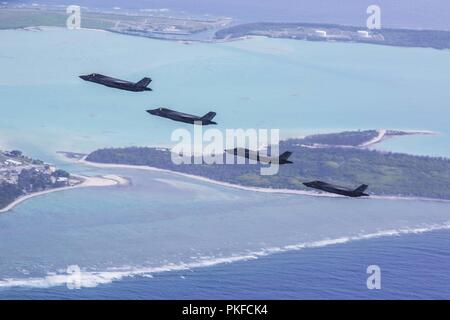 Pazifik-F-35B Blitz IIs mit Marine Fighter Attack Squadron 211, das Wake Island Avengers, 13 Marine Expeditionary Unit (MEU), fliegen Vergangenheit Wake Insel während einer planmäßigen Einsatz der Essex Amphibious Ready Group (ARG) und die 13. MEU, 1. August 2018. Das Essex ARG/MEU Team ist eine starke, flexiblen, reaktionsschnellen und gleichbleibende Kraft zu der 7 Bereich der Flotte im Einsatz der regionalen Stabilität zu unterstützen, beruhigen Partner und Verbündete und einer Präsenz bereit, jede Krise von der humanitären Hilfe für Blindbewerbungen zu reagieren pflegen. Das Essex ARG und 13. MEU i Stockfoto