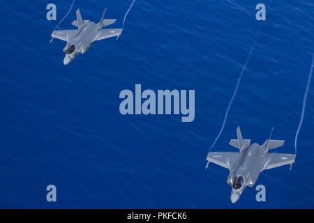 Pazifik-F-35B Blitz IIs mit Marine Fighter Attack Squadron 211, das Wake Island Avengers, 13 Marine Expeditionary Unit (MEU), fliegen über dem Pazifischen Ozean während einer planmäßigen Einsatz der Essex Amphibious Ready Group (ARG) und die 13. MEU August 1, 2018. Das Essex ARG/MEU Team ist eine starke, flexiblen, reaktionsschnellen und gleichbleibende Kraft zu der 7 Bereich der Flotte im Einsatz der regionalen Stabilität zu unterstützen, Partner überzeugen und Verbündete ad Gewährleistung einer Präsenz bereit, jede Krise von der humanitären Hilfe für Blindbewerbungen zu reagieren. Das Essex ARG. Und 13. Stockfoto