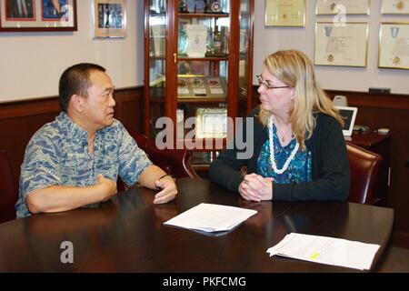 FORT SHAFTER, Hawaii (Aug. 9, 2018) --Pazifischer Ozean Division (POD) Leiter der zivilen Arbeiten Integration Division, David Lau (links), gibt einen Überblick kurz Stellvertretender Sekretär der Armee (DASA) für Tiefbau (Politik und Gesetzgebung), Deana Funderburk (rechts), auf dem POD zivilen Programm funktioniert. Stockfoto