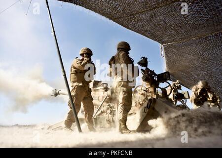 Us-Marines mit Mike Batterie, 3.Bataillon, 11 Marine Regiment, 1st Marine Division, Feuer ein M777 Haubitze an bekannten Ziele während der Ausbildung Aug 9, 2018, am Mount Bundey, Northern Territory, Australien. Es war das erste Mal, dass eine gesamte Artillerie Batterie zur Unterstützung der Marine die Drehkraft - Darwin bereitgestellt und zeigt, wie die Marine Air-Ground Task Force ausgestattet und organisiert nationale Ziele in Zusammenarbeit mit internationalen Partnern zu führen. Stockfoto