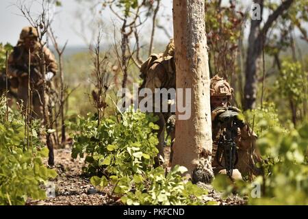 Marine Corps Fire Support Team Mitglieder Anblick in beim Finden einer Position Indirektes Feuer Unterstützung von M 777 Artillerie und Close Air Support während der Ausbildung zur Verfügung zu stellen 10.08.2018, am Mount Bundey, Northern Territory, Australien. Dies ist das erste Mal, dass eine gesamte Artillerie Batterie zur Unterstützung der Marine die Drehkraft - Darwin bereitgestellt und zeigt, wie die Marine Air-Ground Task Force ausgestattet und organisiert nationale Ziele in Zusammenarbeit mit internationalen Partnern zu führen. Stockfoto