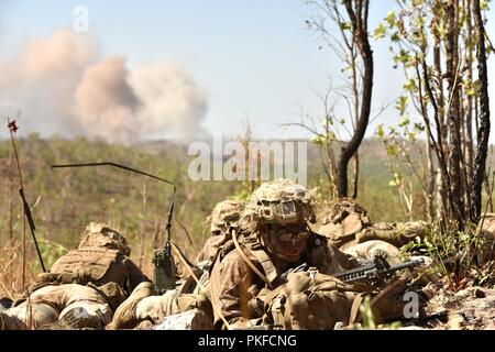 Cpl. Micha L. Holz, ein Feld radio Operator mit 2.Bataillon, 11 Marine Regiment, 1st Marine Division, bietet Sicherheit bei der Marines mit dem Fire Support Team die Auswirkungen von M 777 Artillerie und 81 mm Mörser, während indirekte Feuer Unterstützung während der Ausbildung 10.08.2018, am Mount Bundey, Northern Territory, Australien. Dies ist das erste Mal, dass eine gesamte Artillerie Batterie zur Unterstützung der Marine die Drehkraft - Darwin bereitgestellt und zeigt, wie die Marine Air-Ground Task Force ausgestattet und organisiert nationale Ziele in Zusammenarbeit mit internatio durchzuführen Stockfoto