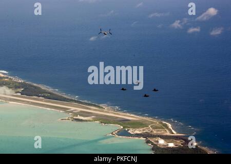 Pazifik - US Marine F-35B Blitz IIs mit Marine Fighter Attack Squadron 211, das Wake Island Avengers, 13 Marine Expeditionary Unit (MEU) und eine MV-22 B Osprey von Marine Medium Tiltrotor Squadron 166 verstärkt, 13. MEU, fliegen über Wake Island, während einer planmäßigen Einsatz der Essex ARG und das 13. MEU, 1. August 2018. Das Essex Amphibious Ready Group (ARG) 13. MEU ist ein ist ein fähiger und tödliche Navy-Marine Corps Team der 7 Bereich der Flotte im Einsatz der regionalen Stabilität zu unterstützen, beruhigen Partner und Verbündete und Gewährleistung einer Präsenz posierten zu reagieren Stockfoto