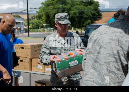 Us Air Force Senior Master Sgt. James Wright, ein Dienstleistungen superintendant der 181St Intelligenz Flügel zugeordnet, Transporte, Lieferungen während einer Versorgung in Molokai, Hi., Aug 11, 2018 laufen. Tropic Care Maui County 2018 bietet medizinische Service Mitglieder- und Supportpersonal in "hands-on"-Readiness Training für zukünftige Bereitstellungen zu, während für direkte und dauerhafte Vorteile für die Bevölkerung von Maui, Molokai und Lanai, 12.08.11-19 vorbereiten. Stockfoto