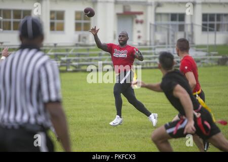 CAMP FOSTER, Okinawa, Japan - 3. Medizinischen Bataillon, 3. Marine Logistik Gruppe, spielt gegen bekämpfen Logistik Regiment 3, 3 MLG während des Kommandanten 2018's Cup südlichen Flag Football Turnier 12.08.11 An der Gunners Fitness Center, Camp Foster, Okinawa, Japan. Teams aus dem Camp Foster und Camp Kinser konkurrierten im Turnier. Das Turnier findet einmal jährlich statt. Stockfoto