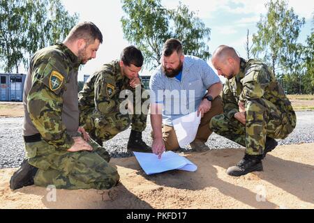 Bobby Lightner, zweite rechts, eine Auswahl und Ausbildung Land Programm Spezialist mit der US Army Training Support Aktivität Europa (TSAE) zeigt Soldaten aus der Tschechischen eine Reihe Karte während eines Tank Bereich Trockenlauf am Pabrade, Litauen, Nov. 09, 2018. TSAE durchgeführt eine Endprüfung der neu errichteten Anlage als TSAE ist Unterstützung von NATO-Verbündeten in Osteuropa entwickeln ihre Auswahl und Ausbildung Infrastrukturen. Stockfoto