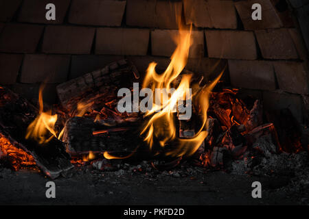 Holz Feuer in einem Ofen, der Vorbereitung zum Backen Stockfoto