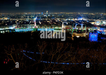 Nachtansicht mit Panoramablick über die Stadt Lyon farbige von der Fête des Lumières Installationen (Frankreich, 05/12/2009) Stockfoto