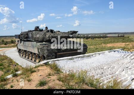 Deutsche Soldaten einen Anschlag in einem Leopard 2 Kampfpanzer an einem Tank in Pabrade, Litauen, Aug 09, 2018 besetzen. Der US Army Training Support Aktivität Europa (TSAE) führte eine Endkontrolle des neu gebauten Werk als TSAE ist Unterstützung von NATO-Verbündeten in Osteuropa entwickeln ihre Auswahl und Ausbildung Infrastrukturen. Stockfoto