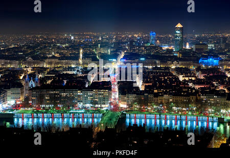 Nachtansicht mit Panoramablick über die Stadt Lyon farbige von der Fête des Lumières Installationen (Frankreich, 05/12/2009) Stockfoto