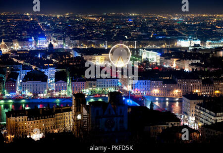 Nachtansicht mit Panoramablick über die Stadt Lyon farbige von der Fête des Lumières Installationen (Frankreich, 05/12/2009) Stockfoto