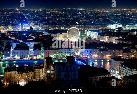 Nachtansicht mit Panoramablick über die Stadt Lyon farbige von der Fête des Lumières Installationen (Frankreich, 05/12/2009) Stockfoto