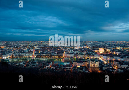 Nachtansicht mit Panoramablick über die Stadt Lyon farbige von der Fête des Lumières Installationen (Frankreich, 07/12/2009) Stockfoto