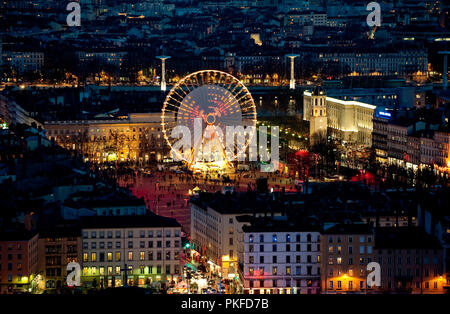 Nachtansicht mit Panoramablick über die Stadt Lyon farbige von der Fête des Lumières Installationen (Frankreich, 07/12/2009) Stockfoto