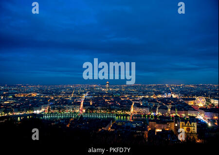 Nachtansicht mit Panoramablick über die Stadt Lyon farbige von der Fête des Lumières Installationen (Frankreich, 07/12/2009) Stockfoto