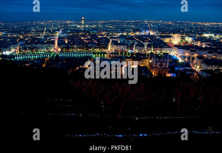 Nachtansicht mit Panoramablick über die Stadt Lyon farbige von der Fête des Lumières Installationen (Frankreich, 07/12/2009) Stockfoto