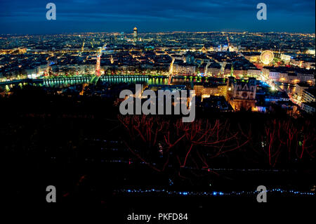 Nachtansicht mit Panoramablick über die Stadt Lyon farbige von der Fête des Lumières Installationen (Frankreich, 07/12/2009) Stockfoto