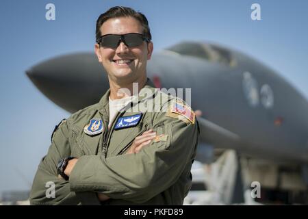 Maj. Michael Griffin, ein B-1 Lancer Pilot mit der 10 Flight Test Squadron, posiert für ein Foto in der Nähe einer B-1 Juli 25, 2018, Tinker Air Force Base, Okla. Wie ein B-1-Pilot, Griffin fliegen und testet die Flugzeuge nach der planmäßigen Wartung abgeschlossen ist. Greif diente in der aktiven - Aufgabe der Luftwaffe für 10 Jahre vor seinem Eintritt in die Air Force Reserve vor fast sechs Jahren. Stockfoto