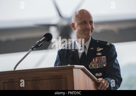 Us Air Force Colonel Terrence L. Koudelka, 193 Special Operations Wing Commander, Pennsylvania Air National Guard, Adressen 193 SOW Flieger bei einer Annahme des Befehls Zeremonie August 11, 2018 in Chester, Pennsylvania. Seit 2002 Koudelka hat in verschiedenen Positionen innerhalb der Flügel serviert, bevor die Übernahme der Rolle als Wing Commander. Stockfoto