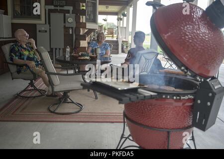 Airman 1st Class Curtis Jones, 334 Aircraft Maintenance Unit, spricht mit seinen Sponsoren, Tim und Donna Malloy, an der Malloy residence Aug 4, 2018, in Pikeville, North Carolina. Jones ist einer von mehr als 10 Flieger, die derzeit von einer lokalen Familie als Teil der Seymour Johnson Air Force Base Airman Sponsoring Programm, das entworfen ist, um die Flieger mit einer Allee zu stellen neue Freundschaften in der lokalen Gemeinschaft zu bilden und zu unterstützen, die über die formalen Arbeitsumgebung sammeln gefördert. Stockfoto