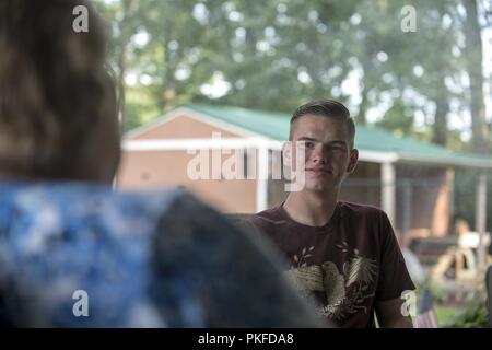 Airman 1st Class Curtis Jones, 334 Aircraft Maintenance Unit, spricht mit seinen Sponsoren, Tim und Donna Malloy, an der Malloy residence Aug 4, 2018, in Pikeville, North Carolina. Jones hat mit Tim und Donna Malloy durch die Seymour Johnson Air Force Base Airman Sponsoring Programm abgeglichen worden seit Juni. Stockfoto